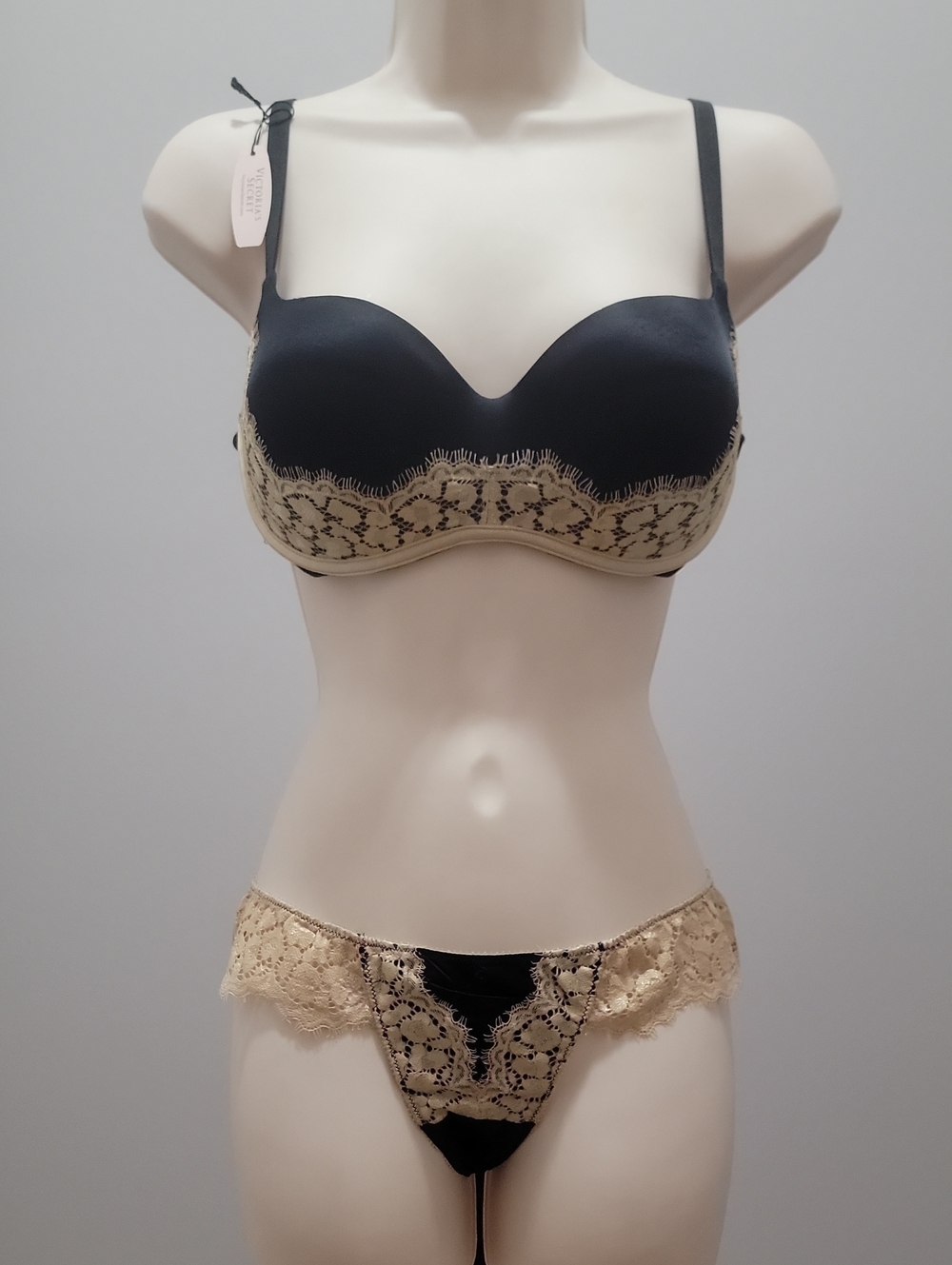VTG Victoria's Secret 34D/S Knockout Bra Matching Very Sexy Cheekini Set Black